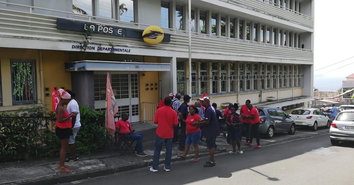 Une centaine d’agents de La Poste en grève