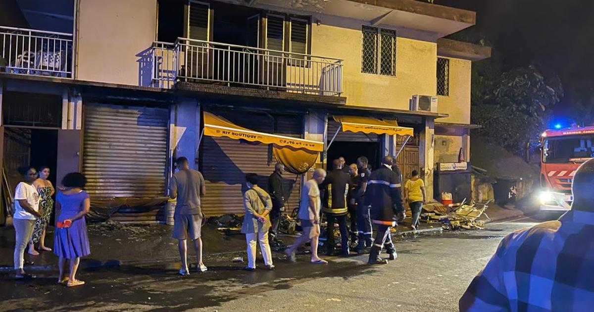 Une supérette détruite par les flammes à Morne Pitault
