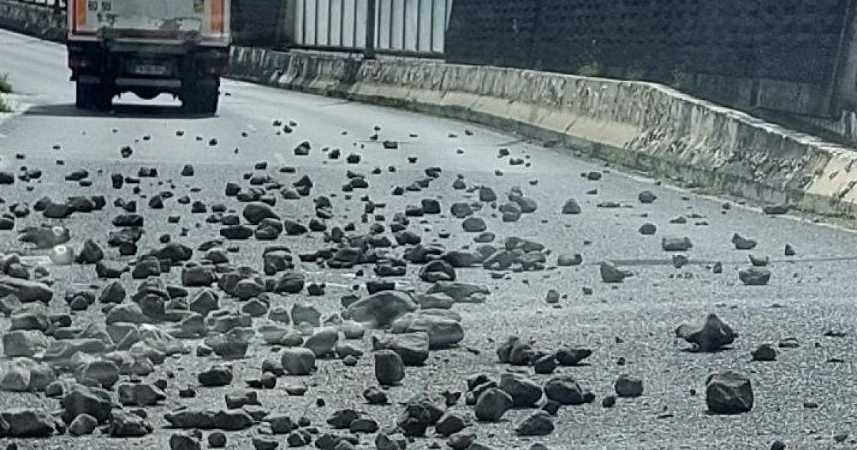 Des roches sur la voie perturbent à la circulation à Batelière