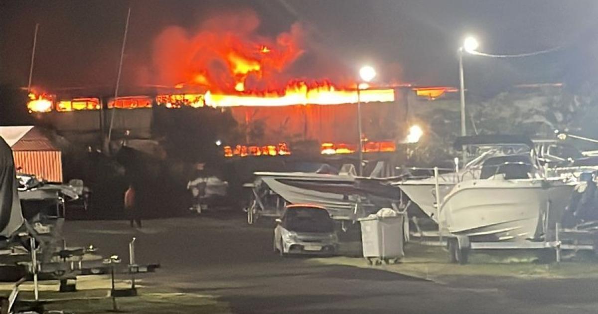 Un incendie ravage un entrepôt à l'hydrobase de Fort-de-France