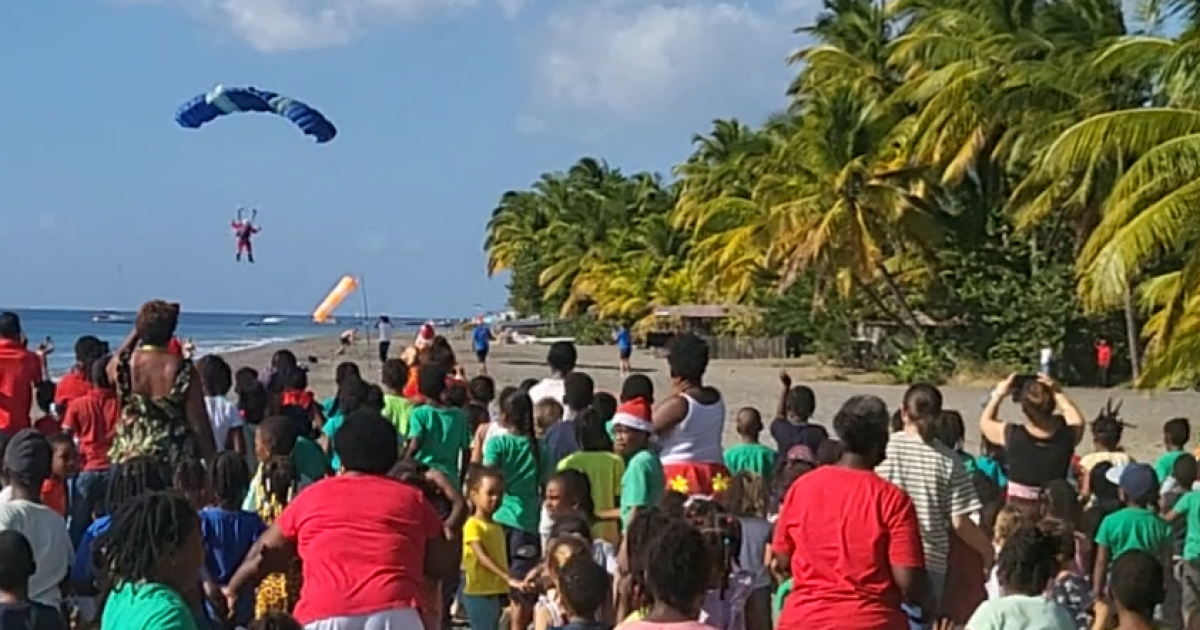 Le Père Noël se pose en parachute sur la plage du Carbet