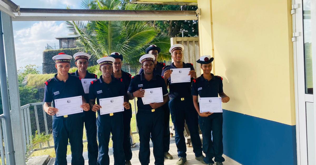 Huit jeunes matelots diplômés et prêts à embarquer