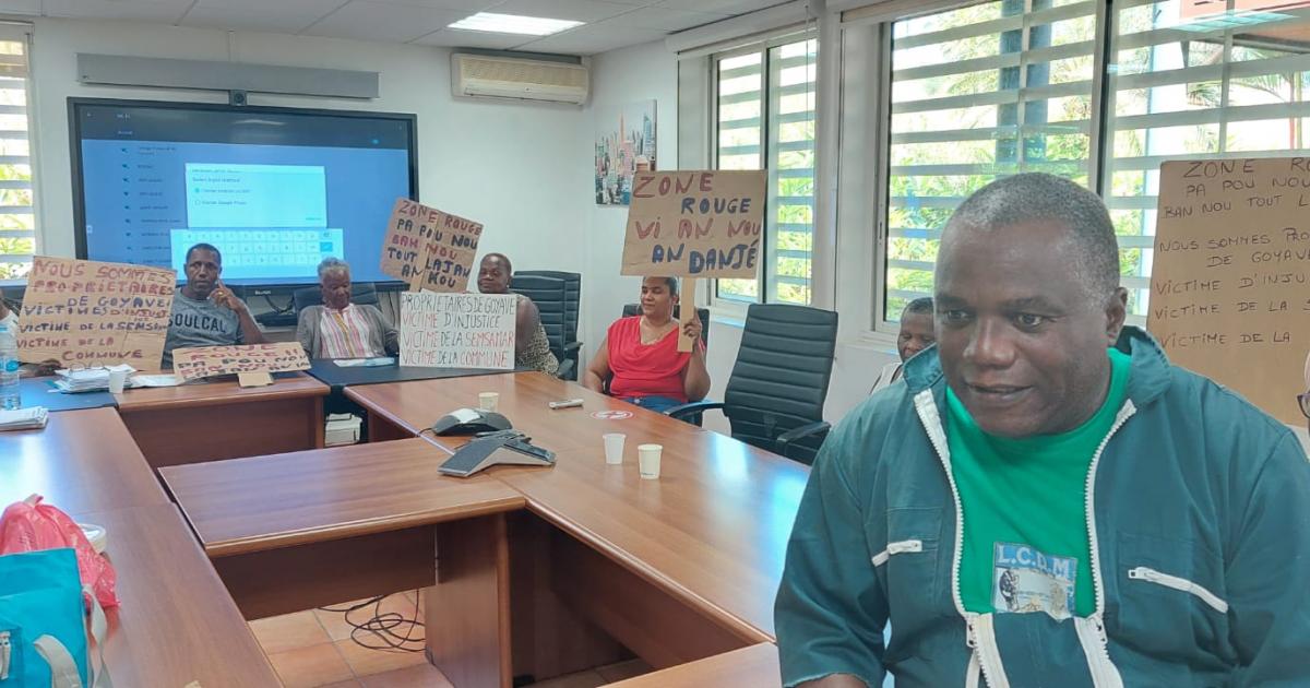 Des habitants de Goyave campent dans les locaux de la SEMSAMAR