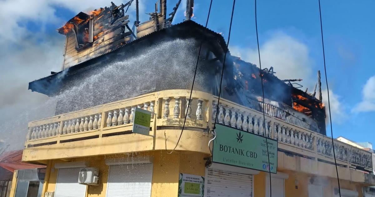 Une maison en bois en feu au Moule