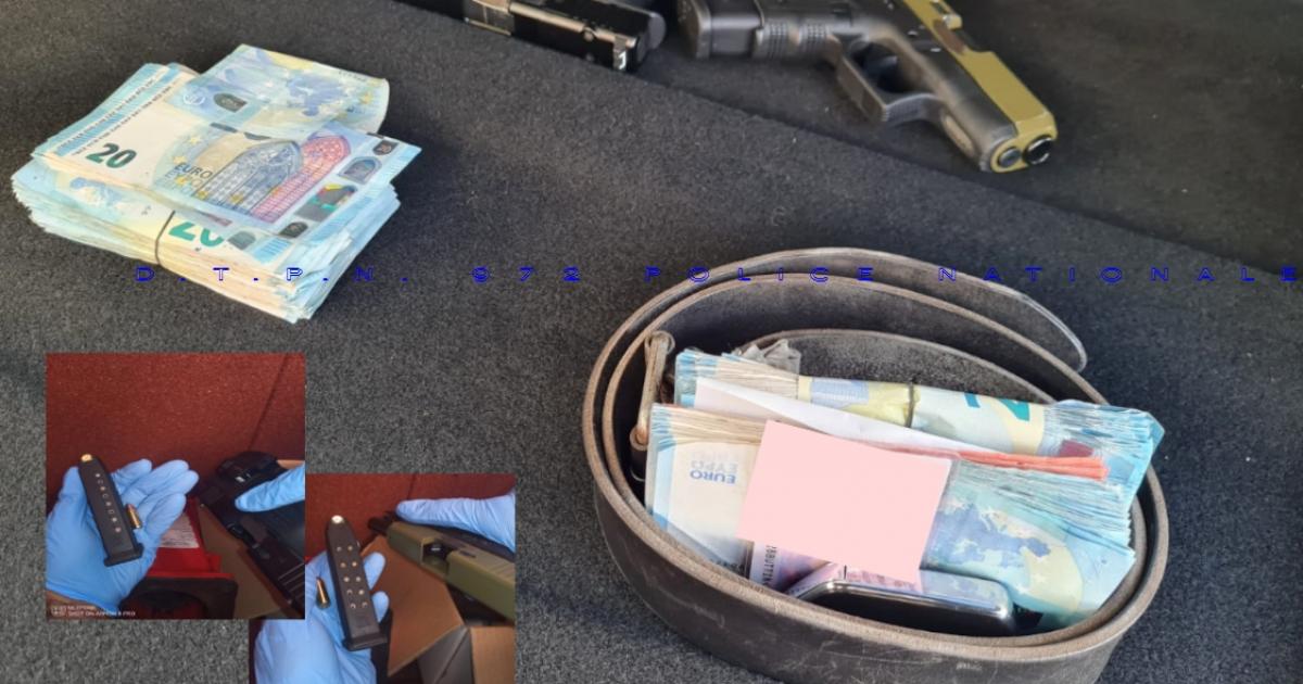 Deux pistolets et des liasses de billets saisis par la police