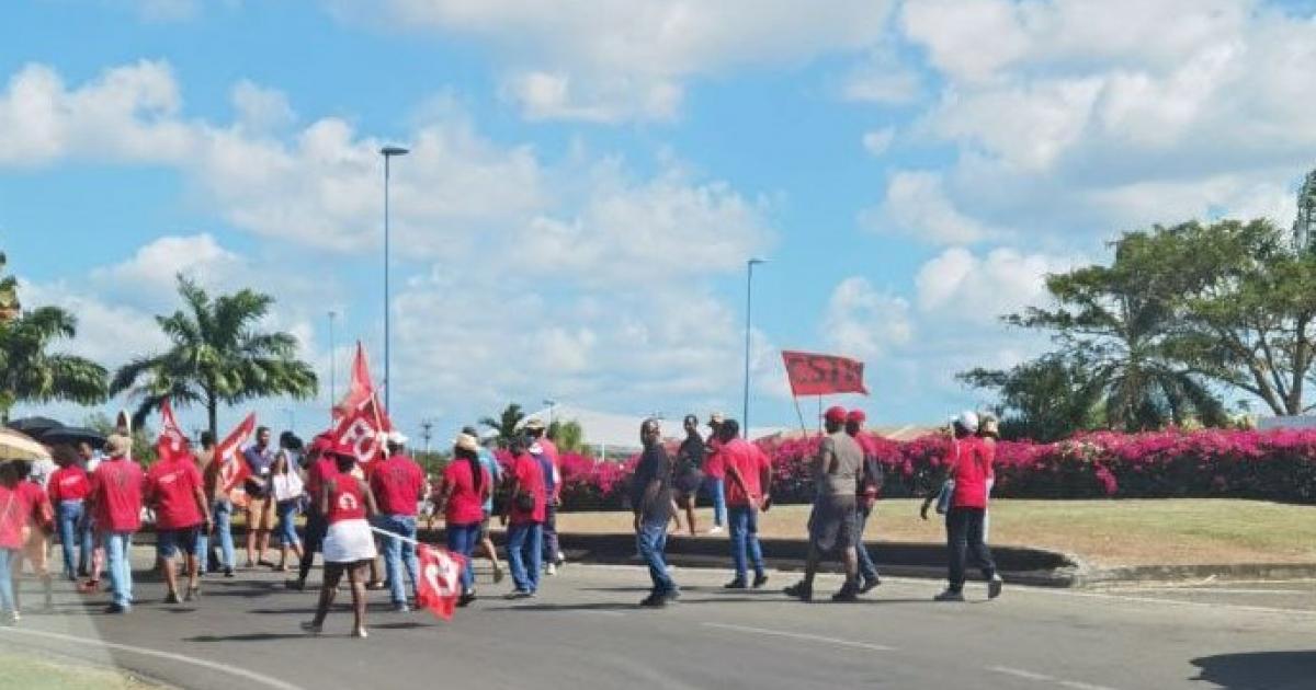 Réforme des retraites : Des manifestants mobilisés au rond-point de l’aéroport