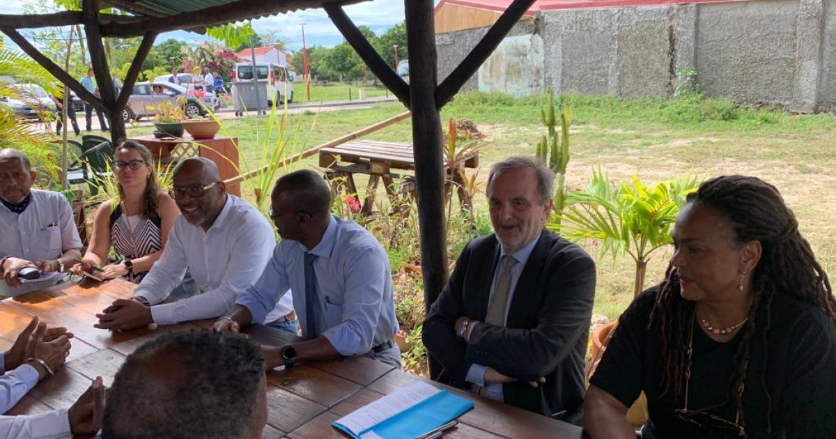     





Un filet déviant pour les sargasses à Marie-Galante





