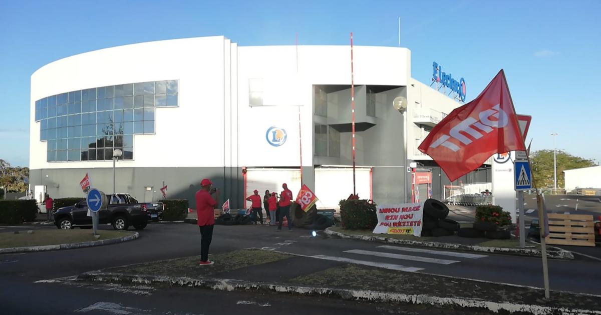 La CGTM et CDMT bloquent les accès routiers au centre commercial le Rond Point