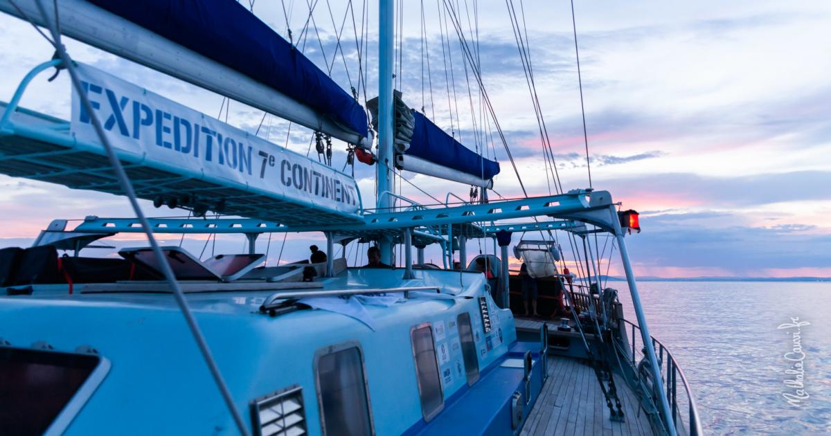 Le bateau de l’association « Expédition 7ème continent » dans la rade de Saint-Pierre