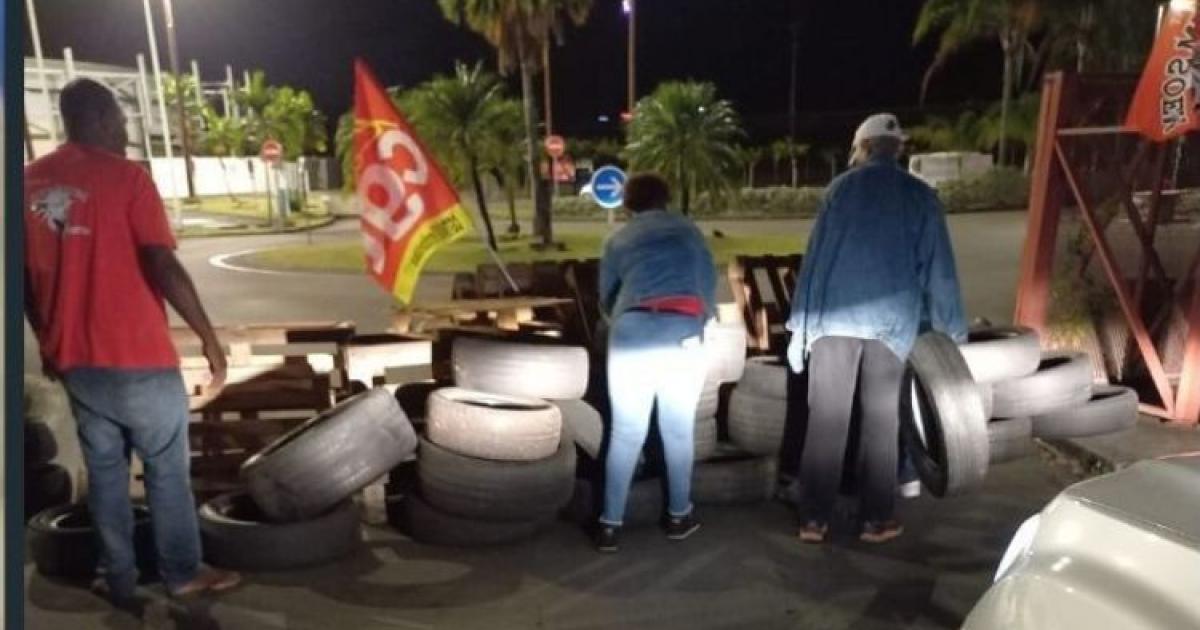 Un barrage installé à l'entrée du centre commercial Océanis