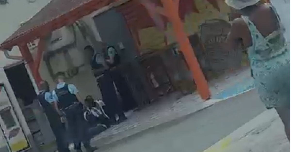     





Elle enferme les braqueurs de sa station-service dans un local




