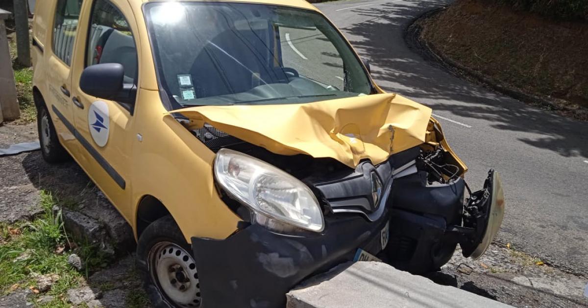 Il vole une fourgonnette de La Poste et percute un bloc de ciment