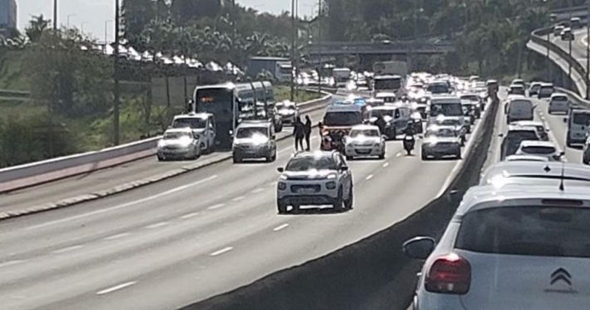 Un motard légèrement blessé sur l'autoroute