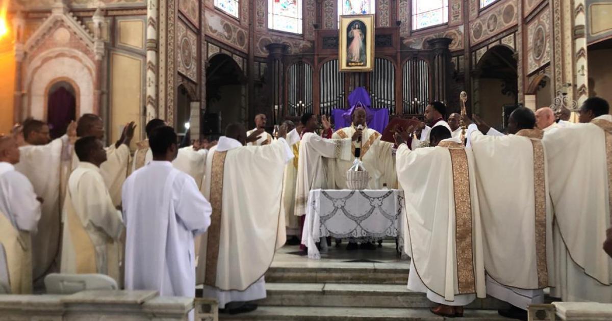     





La messe chrismale attire la foule à la cathédrale Saint-Louis





