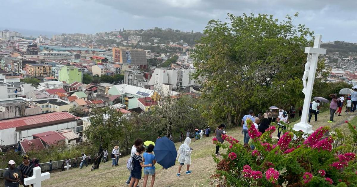 Au Calvaire ou à l'église, la tradition du chemin de croix est respectée à Fort-de-France