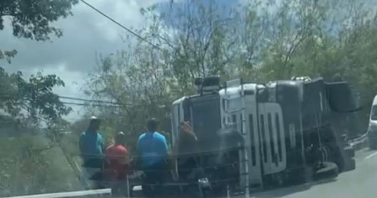 Un camion de canne se renverse au François