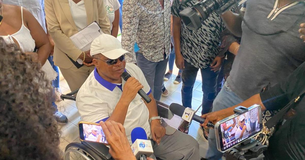     





Jean-Phillipe Marthély, chanteur de Kassav’, mis à l’honneur dans son ancien collège au Robert 




