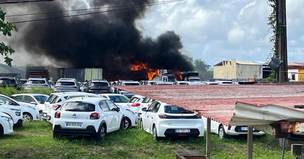Plusieurs camions en feu à Ducos