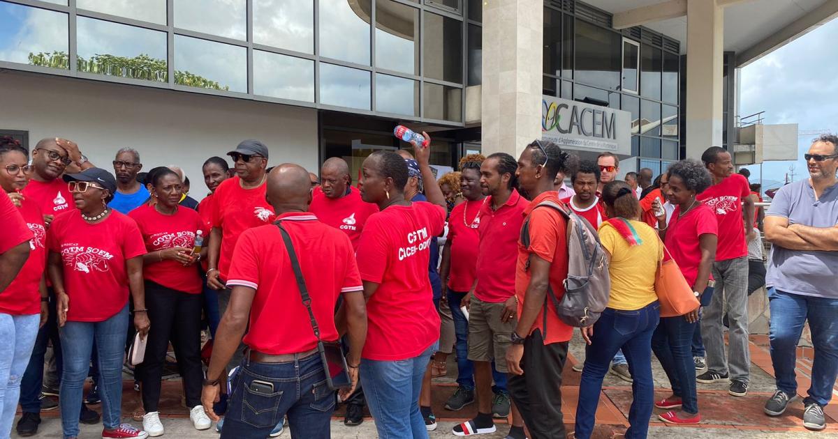 Grève : des agents de la CACEM mobilisés devant les locaux
