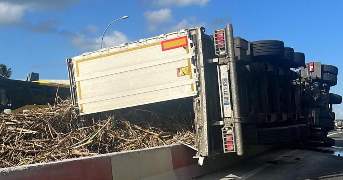 Un camion de cannes renversé au niveau de Destrellan à Baie-Mahault