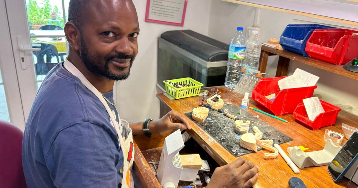 Label « fabriqué en France » : deux prothésistes dentaires de Martinique à l’Elysée