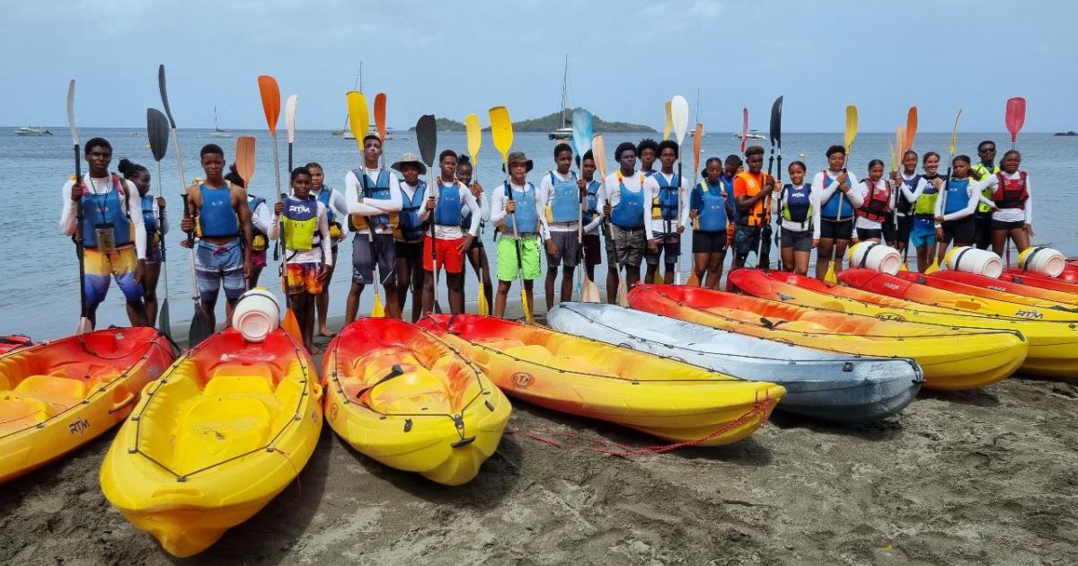 Des lycéens en démonstration de sauvetage sur la plage de Malendure à Bouillante