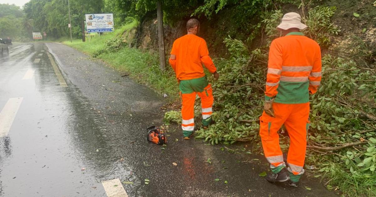 Fortes pluies : poteaux électriques en feu, distribution de l'électricité impactée à la Désirade