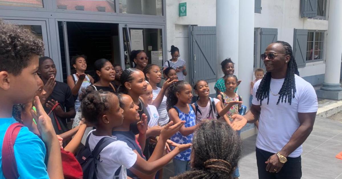 Échange stimulant entre Admiral T et de jeunes apprenants en langues des signes