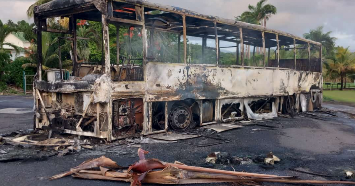7 suspects interpellés après l'incendie d'un bus à Petit-Bourg
