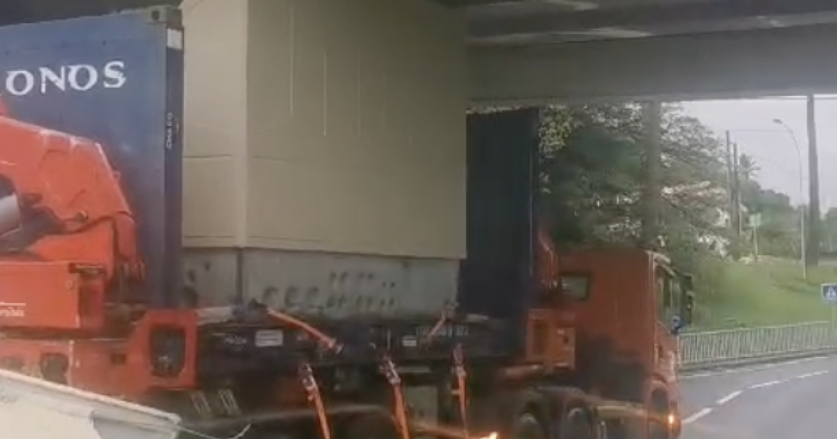 Un semi-remorque coincé sous le pont de Chateauboeuf à Fort-de-France