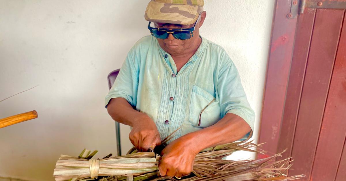     





[PORTRAIT 1/5] Michael Flessel perpétue le savoir-faire artisanal des balais traditionnels




