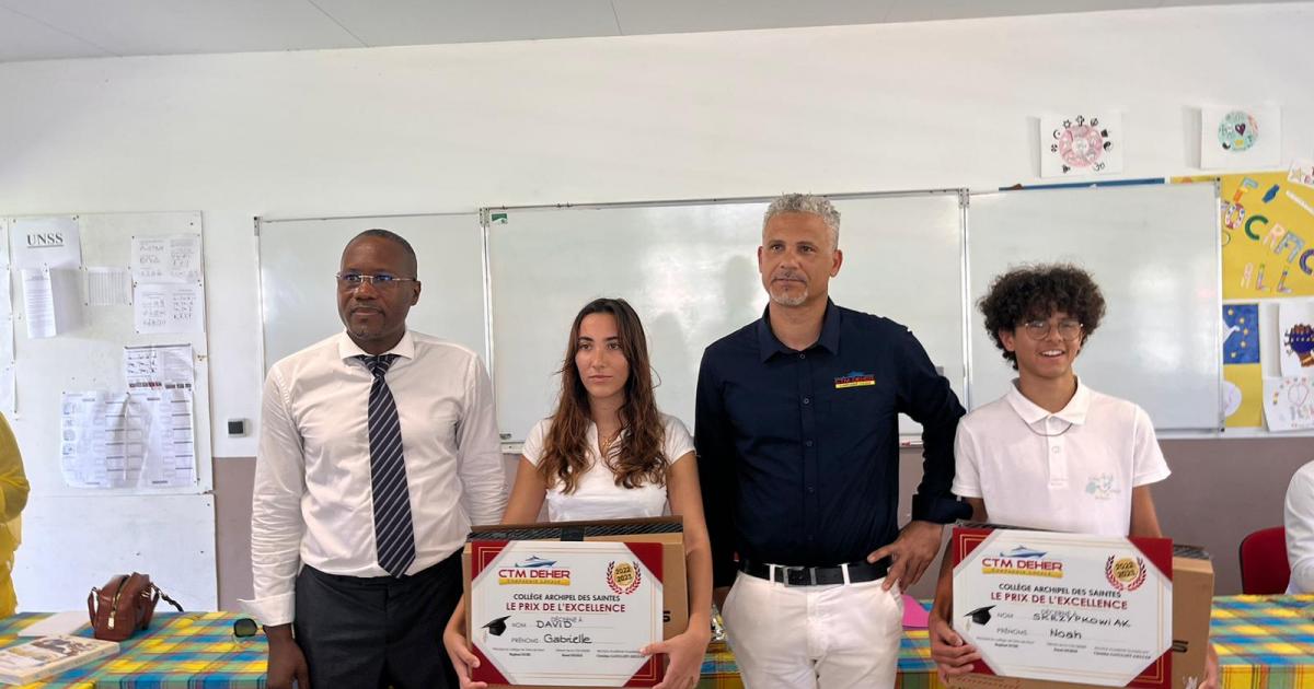 Les deux meilleurs élèves des collèges des Saintes reçoivent le prix Excellence