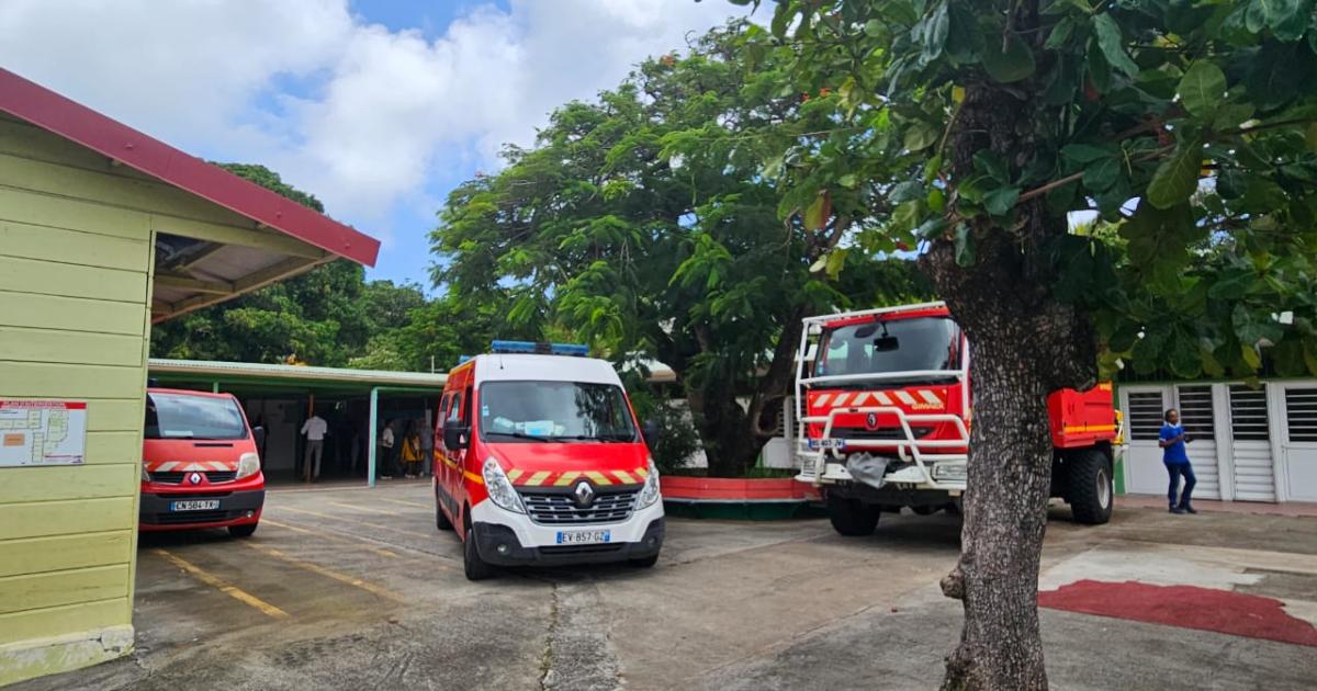 Des pompiers du Marin installés dans une caserne temporaire à Sainte-Anne