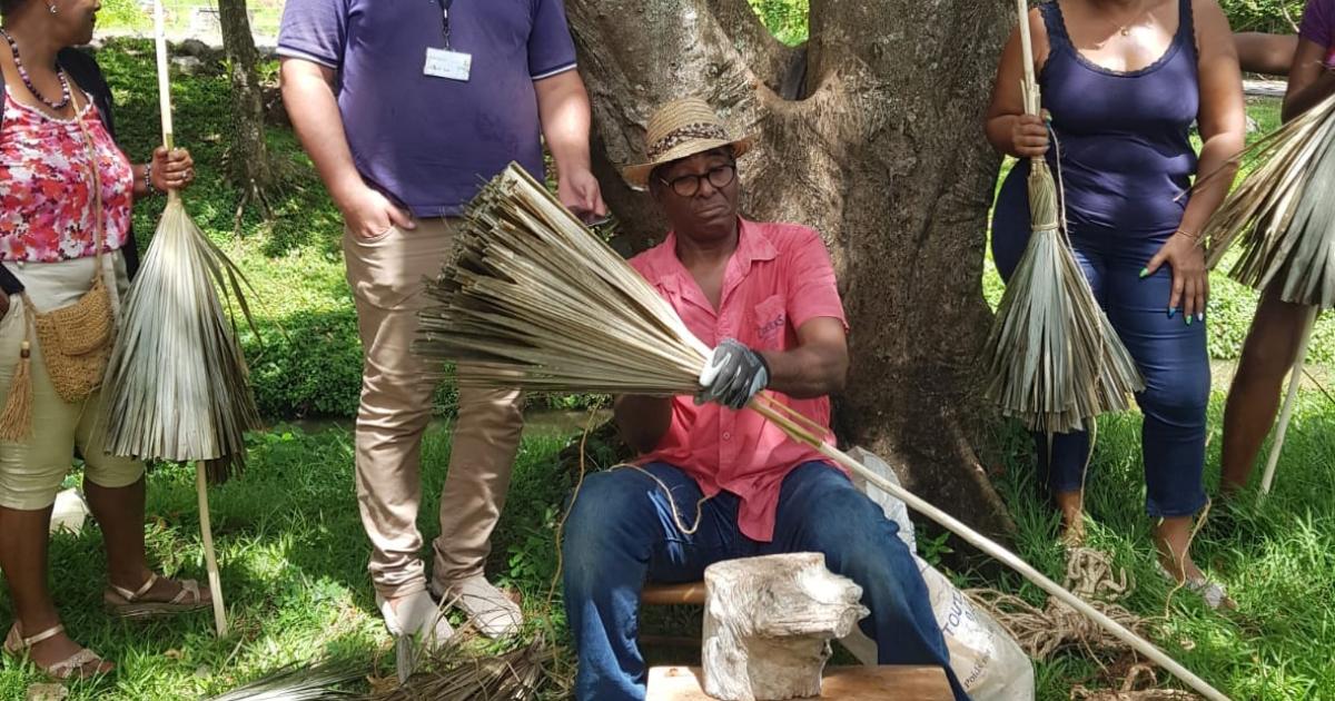 Le balai traditionnel martiniquais remis au goût du jour