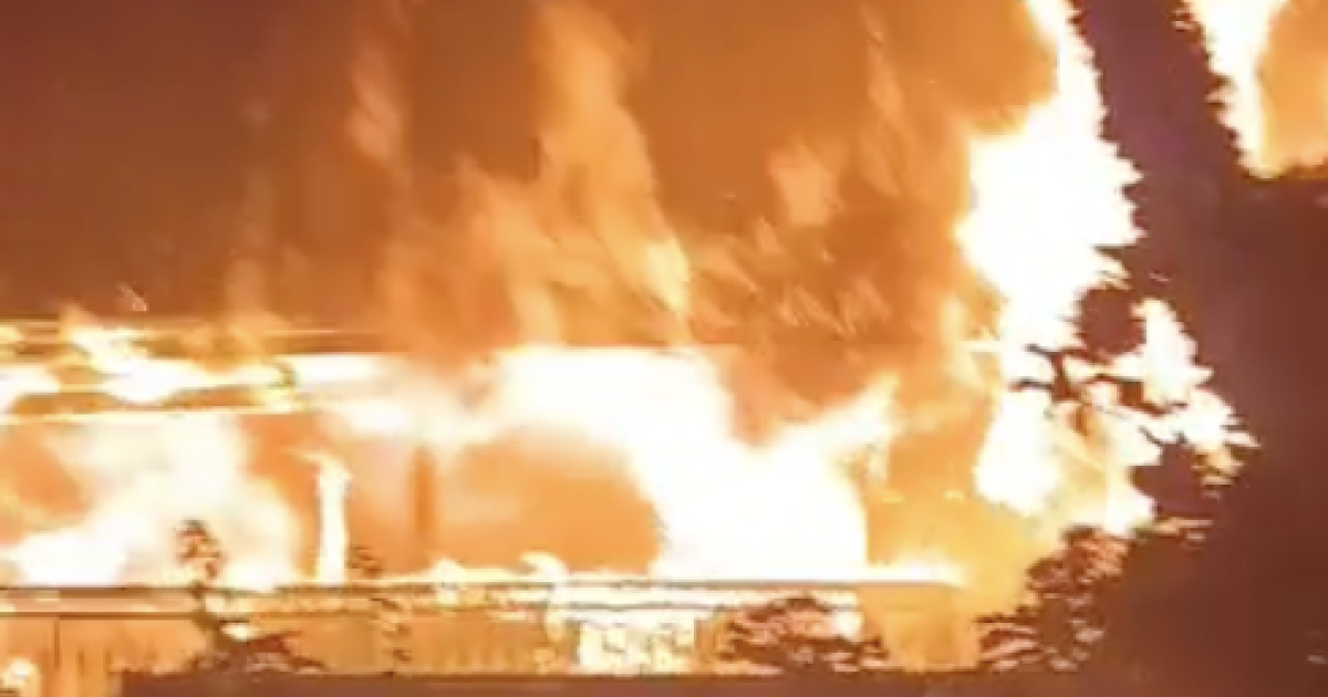 Une maison ravagée par les flammes aux Trois-Îlets