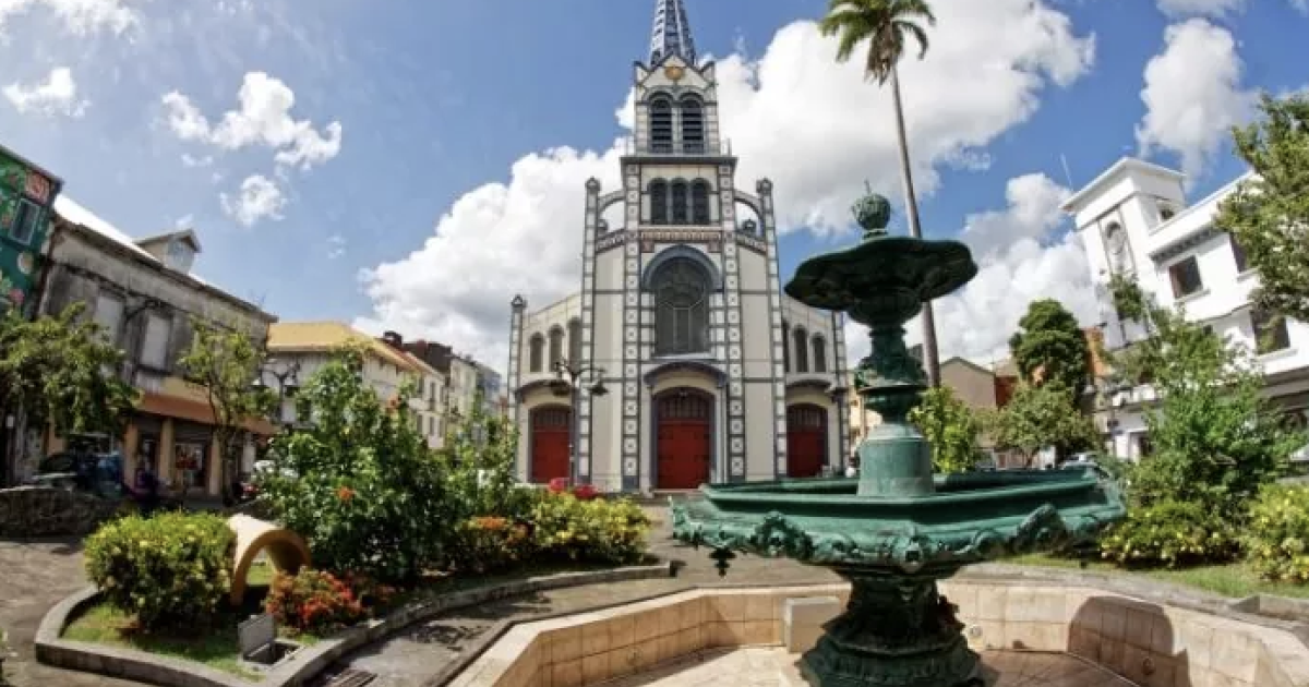     





Fort-de-France : le coq de la girouette de la cathédrale Saint-Louis est remplacé




