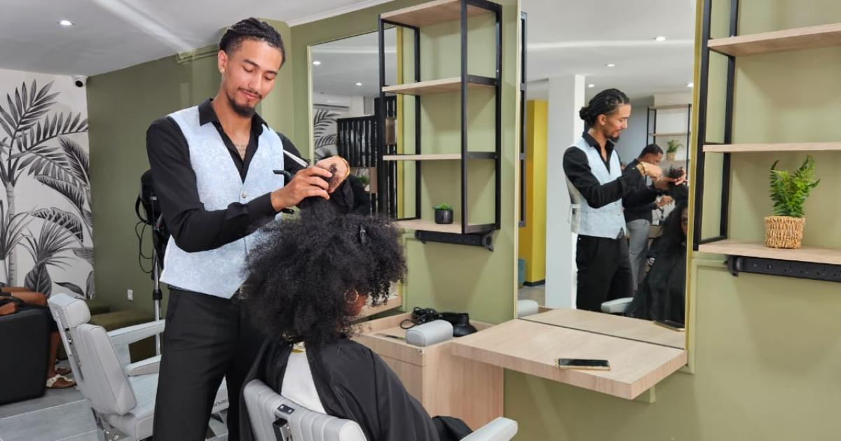     





Victor Dordonne : de passage en Martinique, le coiffeur offre ses services 




