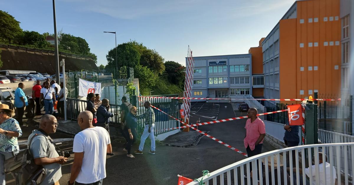     





Les agents des services techniques de la CTM en grève 




