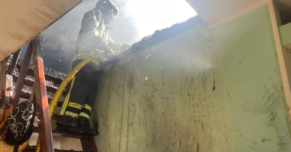 Le 1er étage d’une maison totalement incendié à Baie-Mahault