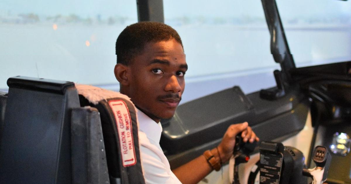     





Guarik Landry est le plus jeune pilote de ligne diplômé d'Europe




