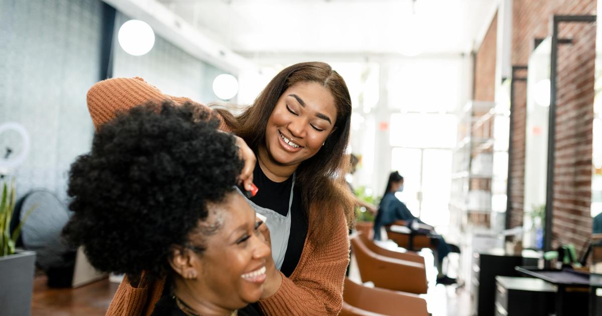Coiffure : un premier certificat de qualification professionnelle pour les cheveux bouclés, frisés et crépus