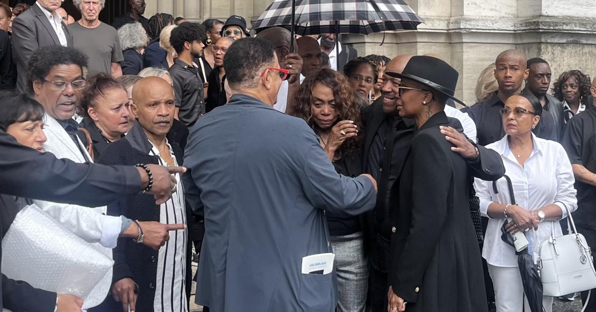     





« Il avait le sourire sur son visage, et dans son coeur » : l'hommage des proches de José Sébéloué à Paris




