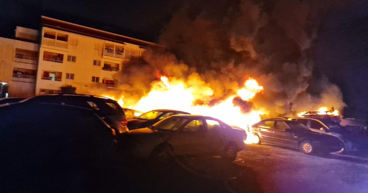 16 véhicules détruits par un incendie dans la nuit à Pointe-à-Pitre