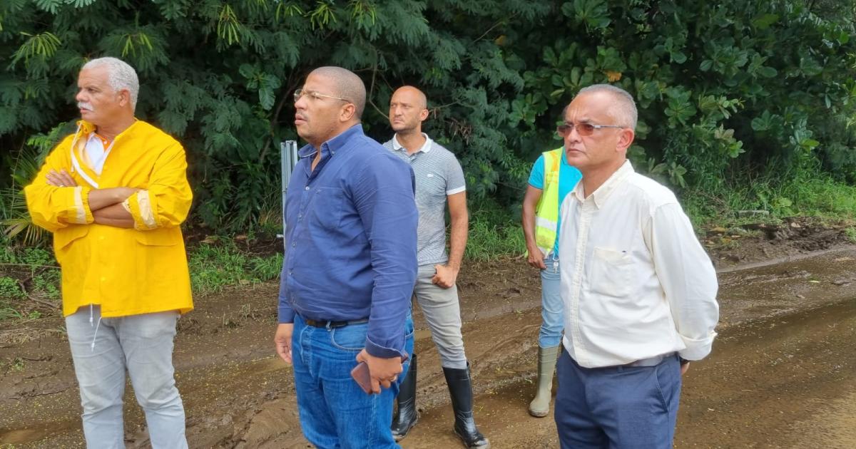 Opération d'urgence pour sécuriser la route après le passage de la tempête Philippe à Rivière Sens