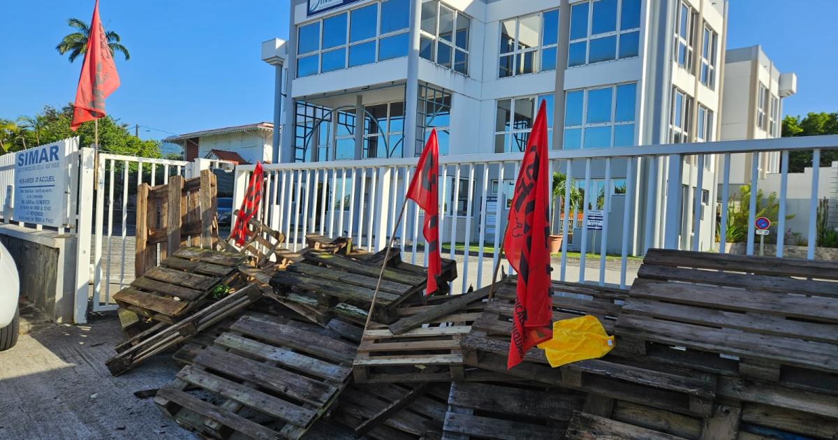 Le centre des impôts de Cluny et la SIMAR bloqués par la Centrale syndicale des travailleurs martiniquais