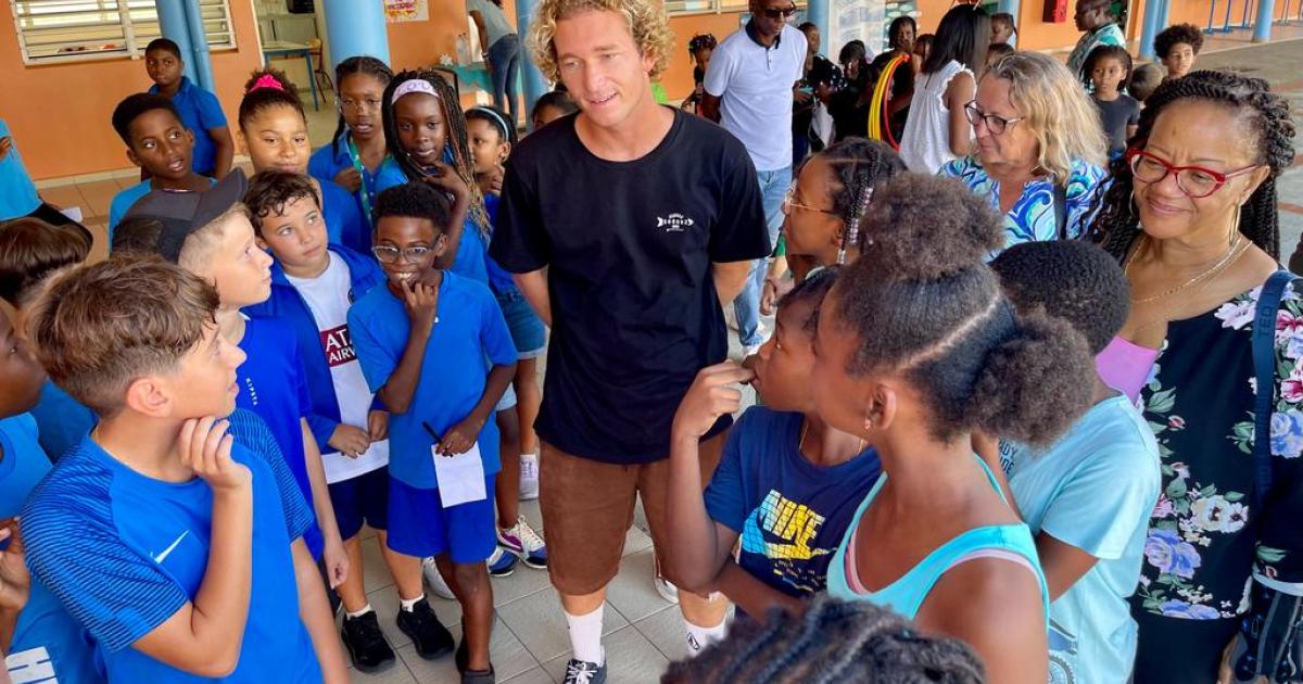 Un champion de surf guadeloupéen à la rencontre des élèves de la Jaille