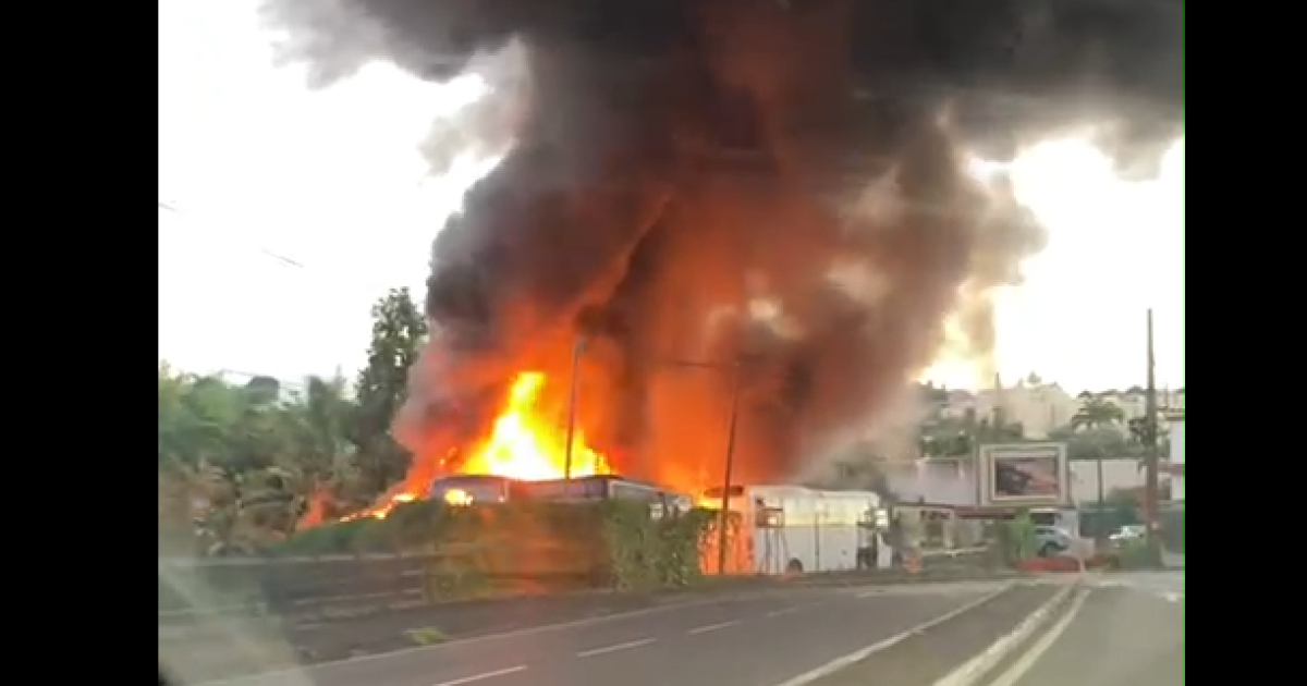 Des bus en feu à Fort-de-France