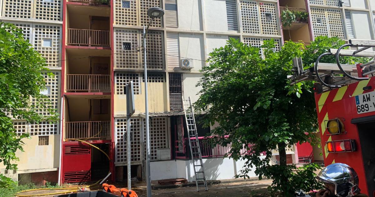 Les pompiers interviennent sur un feu à la cité Miquel à Pointe-à-Pitre