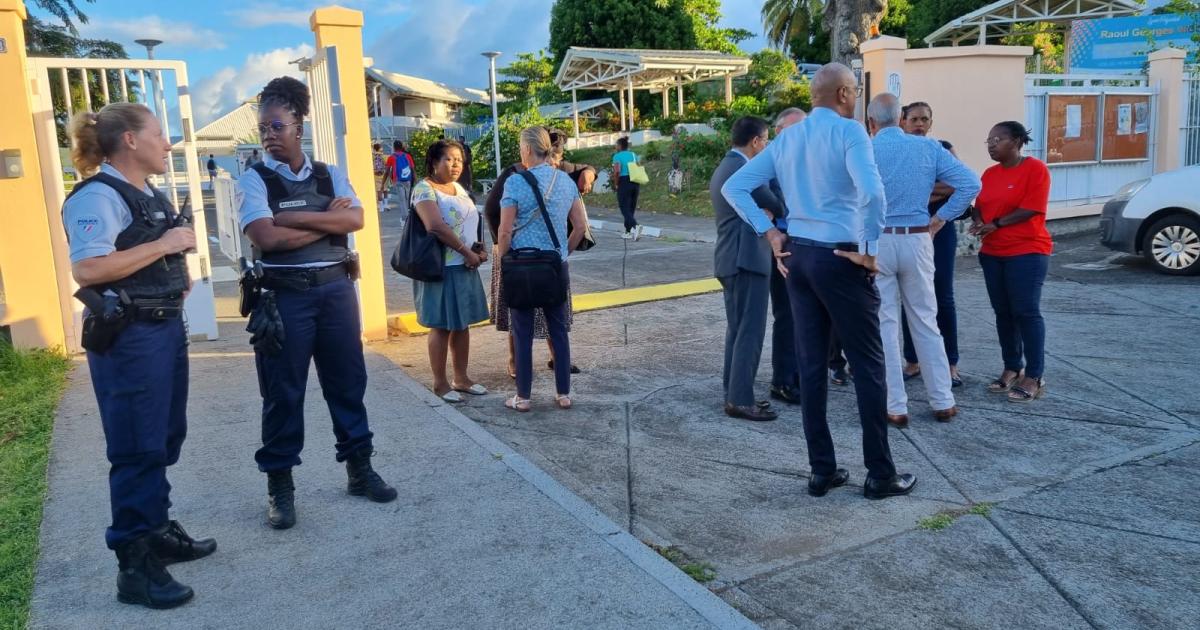     





Préfet, rectrice et élus au chevet du lycée Raoul-Georges Nicolo au lendemain du braquage d'un agent de sécurité




