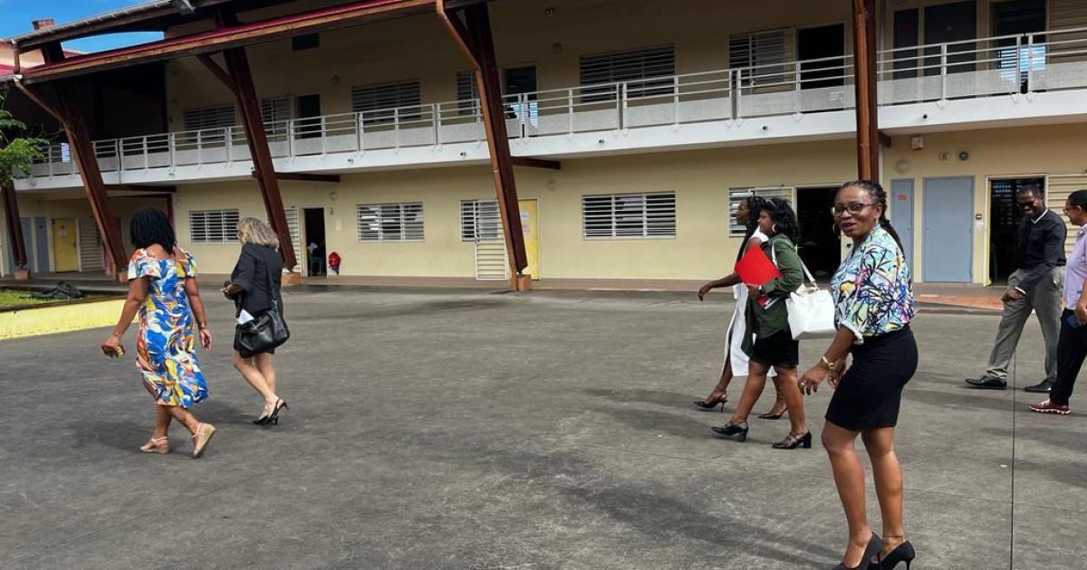     





Le premier mini pôle citoyenneté installé ce matin au collège Bois Rada à Sainte-Rose





